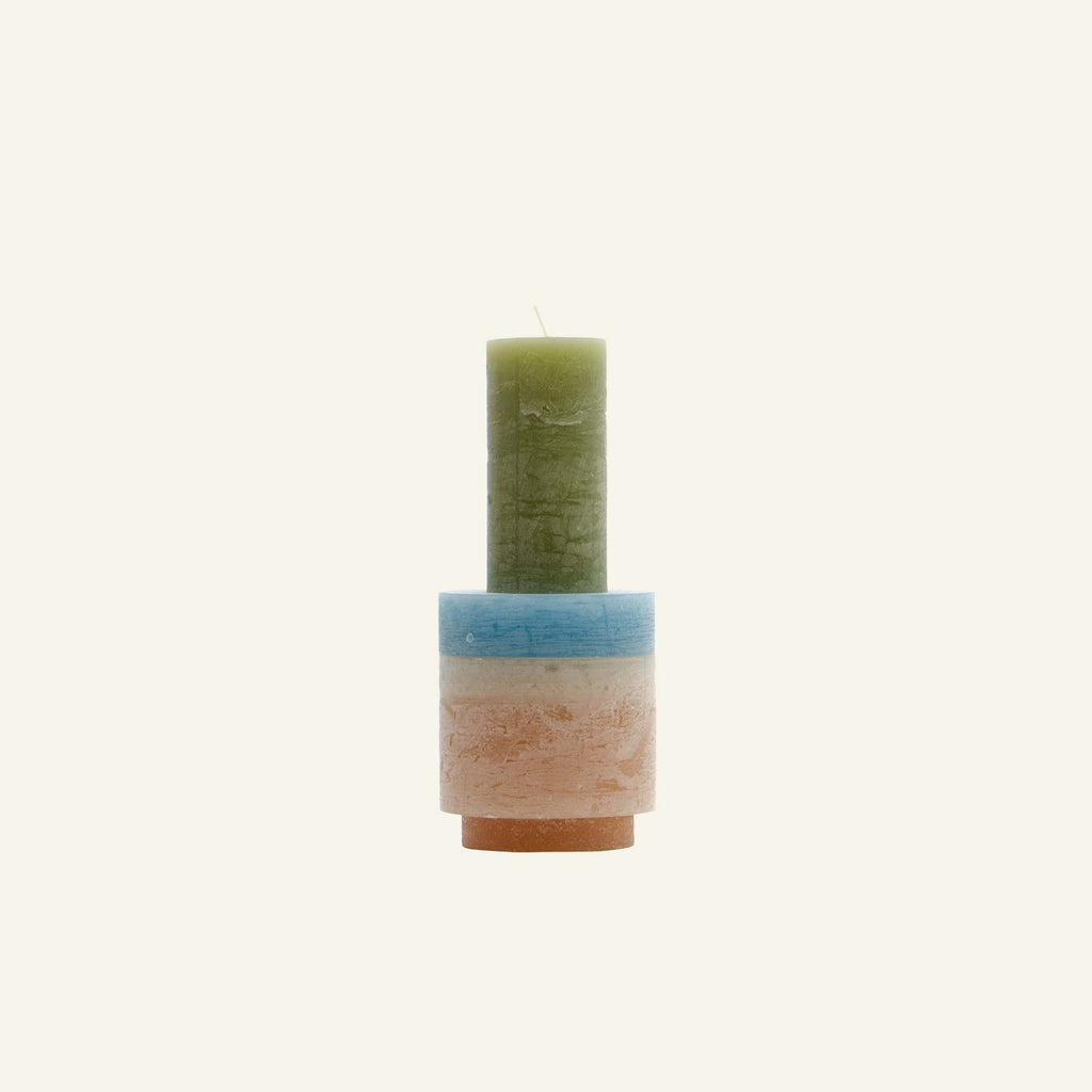 Stapelbare beige kaars van Stan Editions met witte achtergrond. Beige stackable candle from Stan Editions with white background. Bougie empilable beige de Stan Editions sur fond blanc.